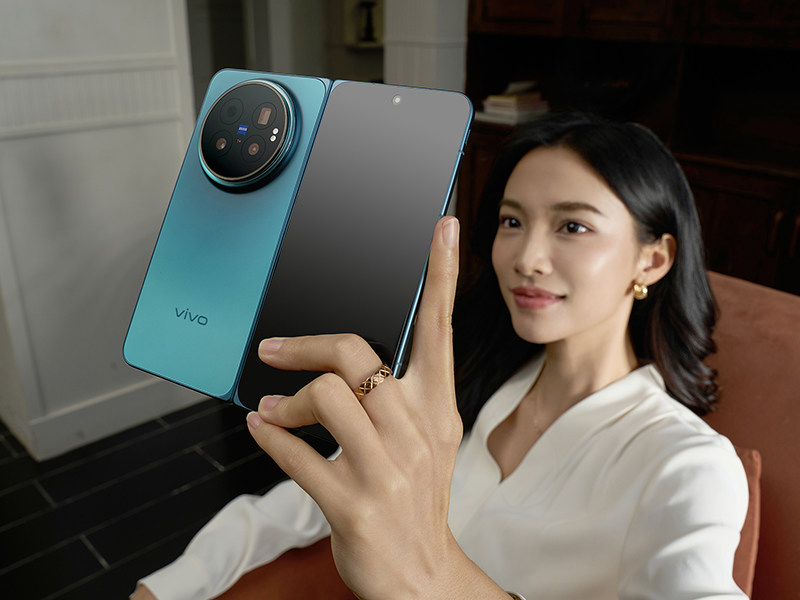 「鲜Phone画报」vivo X Fold6图赏｜蓝影微澜