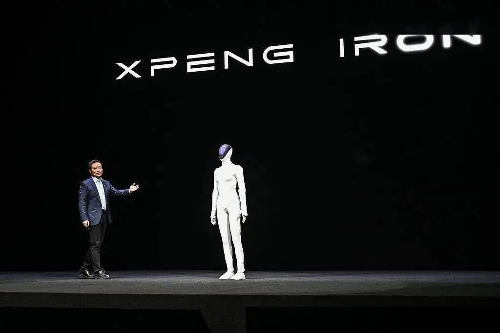 Do humanoid robots hide real people? He Xiaopeng choked up and denied the rumor again: Everyone can't believe it comes from a Chinese company! I hope this is the last proof that the robot is its own-HeadTechPro