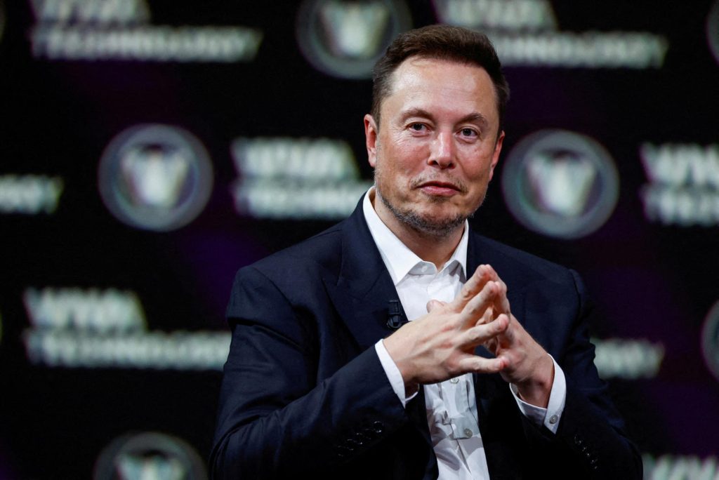 Elon Musk: Will smartphones no longer exist in 5 years and AI replace white-collar workers?-HeadTechPro