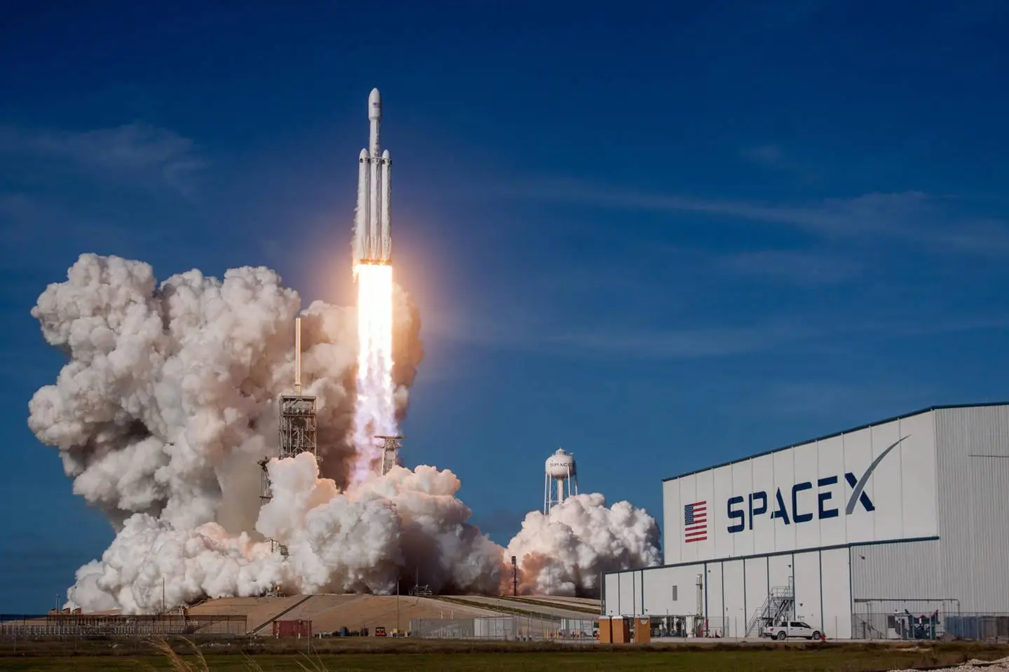 Musk: Starship paves the way for large-scale deployment of solar powered AI satellites-HeadTechPro