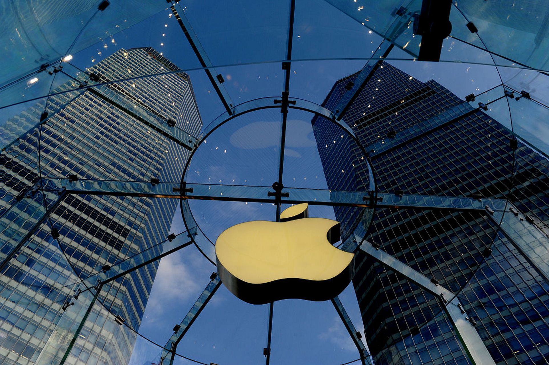 IOS and Android are heading towards each other, and Apple is also adding advertisements to its apps-HeadTechPro