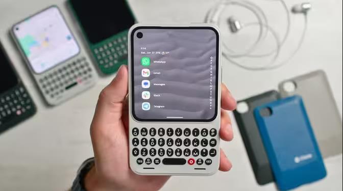 First Impressions of Clicks Communicator – The Retro Renaissance Small Phone-HeadTechPro
